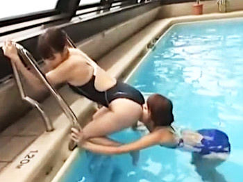 競泳水着に身を包み、水泳部の女子学生が先輩とレズプレイ！碧しの みづなれいの画像