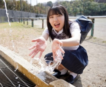 【女子校生貧乳】既婚者を喜ばせる制服姿でリップ責めから膣内射精される女子校生の画像