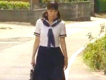 下校中に襲われ睡眠薬で眠らされたロリ女学生！野外で好き放題躰を弄ばれ無許可ナカダシの鬼畜強姦！の画像