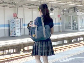 ＜電車痴漢＞色白清楚なスケベ制服女学生が車内セクハラで屈辱の大量潮吹き！羞恥ローターで刺激され声我慢で痙攣興奮イキ＜輪姦＞の画像