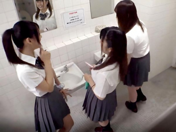 クソ生意気なえろ制服女子高生のトイレを盗撮！絶倫教師の肉奴隷になった幼い美女子を羞恥調教しナカダシレ〇プ＜フェラ抜き×口内イク＞の画像