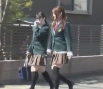 【jk×輪○】狙われた娘高生！満員電車で声も出せず、、出てきたのは精子と潮吹きの画像