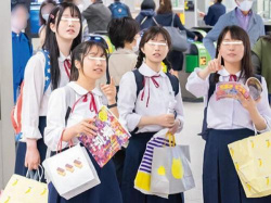 ＜一般人ナンパ＞東京に修学旅行でやってきた田舎女子校生にを声をかけマジックミラー号にご招待！初めての相互オナニーで大興奮ｗの画像