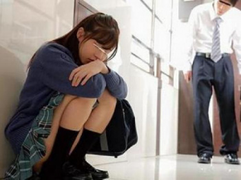着衣可愛い娘女子高生がちんこを咥えてフェラチオ！？訳あり制服女子高生女子高生を部屋に連れ込みセックスすることに…の画像