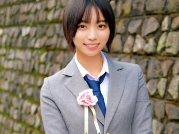 ＜素人モノ＞いま卒業式を終えたばかりのぎゃるを捕捉！3分前まで女子校生だった子が素股…人生で初となるナカ出し＜幼い女子高生＞の画像
