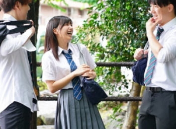 【女子校生NTR】幼少期から知ってる男子をその気にさせ激しく混じり合う10代娘の画像