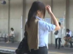 満員電車で大きなおっぱいOLがちかんされる！イクまでしつこく手マンされ続けて大量潮吹き！おっぱいを揉みしだき立ちバックナカ出しされるの画像