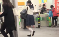 セーラー服に白ハイソ姿の素人幼い女子高生を電車でチカン輪姦おしっこ失禁お漏らし潮吹き手マンフェラ種付盗撮エロ動画の画像