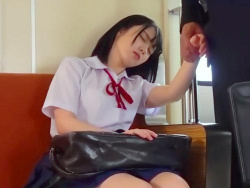 【凌辱電車】女子高生が電車で居眠りしちゃったら最悪ｗｗｗ知らないオジサンにチ〇ン越えなか出しされた貧乳ＪＫ♪美少女×フェラの画像