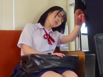 【凌辱電車】女子高生が電車で居眠りしちゃったら最悪ｗｗｗ知らないオジサンにチ〇ン越えなか出しされた貧乳ＪＫ♪美少女×フェラの画像