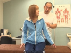 マッサージに来た美女女学生がおっさんマッサージ師にセクハラなか出しされる！胸を揉みスポーツ美女に好き放題 猥褻行為する姿を撮影の画像