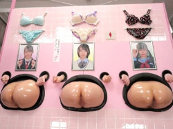 【壁尻ゲーム企画】『ケツだけで父は娘がわかるかな？』3組の親子が挑戦！幼い制服女子高生のデカ尻を近親相姦でハメ潮お漏らし！の画像