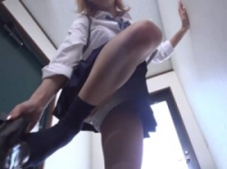 幼馴染の金髪GALを階段の下からパンチラを覗き見してたらバレてからかわれる！我慢できずに女子校生とセックスしてしまう！の画像