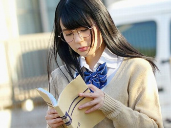 ＜電車痴漢＞メガネ清楚なエロ制服JKを車内で襲いセクハラ強姦！屈辱の美娘を肉奴隷に調教し輪〇凌辱で連続発射×連続中出し！の画像