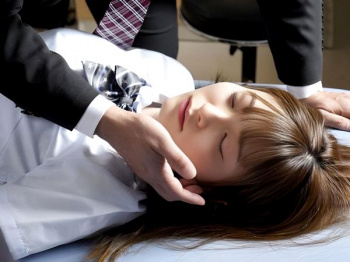 絶倫先生の昏睡レイプで肉奴隷に調教されたえろ制服女学生！睡眠薬で眠らせ強姦凌辱…絶体絶命のメス奴隷を拘束し…＜フェラ抜き＞の画像