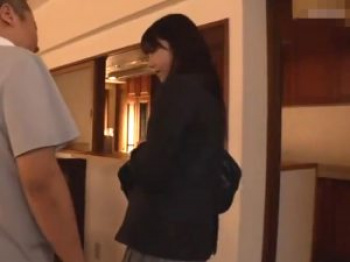 屈辱レイプ！死ぬほど大嫌いな義父に手を出される義理の娘！女の子校生が大好きなスケベパパが制服美少女に抱きつきセクハラ！過激になり…の画像