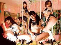 ＜女子高生＞学校祭でゴーゴーバーを開くえろ痴女ビッチ！胸チラで男を誘惑し羞恥な連続ナカ出しでおもてなし！＜コスプレ＞の画像