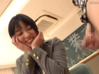 もうすぐ学校を卒業する女学生のショートヘアJKと教室でH！センズリ鑑賞させて初めての素股体験して着衣セックス本生！の画像