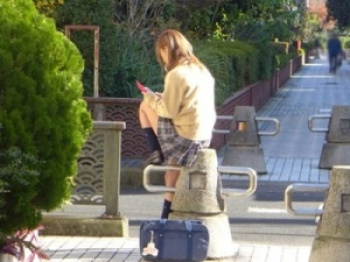 交尾が上手いギャル女子高生がおっさんとやる！スク水を着ておっさん肉棒を咥えてフェラ抜き 体操服に着替えて乱痴気3Pして膣内ザーメン発射される！の画像
