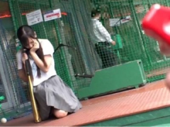 可愛い子JKと野外露出デート！リモコンローターのスイッチを入れられ路上でイッて腰砕けになる！ゲーセンでこっそり隠れて…の画像