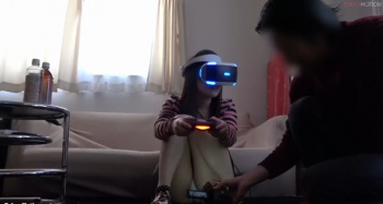 女友達を家に呼んでVRゲームで視界を遮ってパンティをこっそり隠し撮りの画像