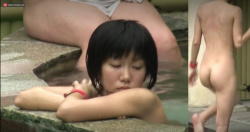 ショートカットの童顔ちっぱい少女の露天風呂でくつろいでる様子を隠し撮りの画像