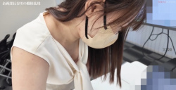 会議の準備中のOLお姉さんのパンティと胸チラを隠し撮りの画像