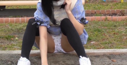 公園で可愛らしい美少女の見せつけロリパンティの画像
