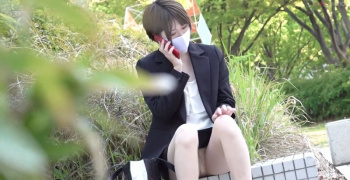 ショートカット美人OLお姉さんの公園で座ってる所ストッキング越しのパンティを巨乳おっぱいを隠し撮りの画像
