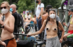 【画像】ドイツで女性おっぱい丸出し合法化した現在の状況wwwの画像