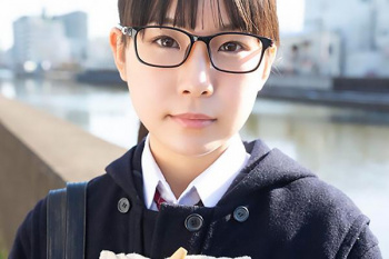 三葉せり セックスに興味津々なメガネのモブJK！幼馴染と相互オナニー鑑賞で興奮してしまい肉棒挿入の画像