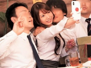 後輩の男とルームシェアする女子社員!人妻なのにゴムなしチンポで犯される!の画像