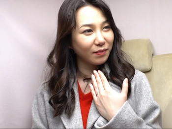 熟女ナンパ】。］ホテルで美人の人妻熟女とディープセックス！チンコを咥えて離さず、旦那に内緒でスケベなオマンコを中出しされる！の画像