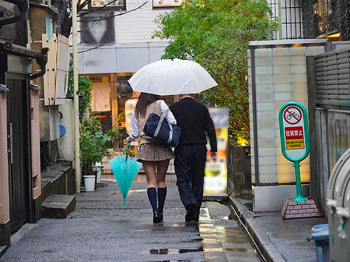 JK強化】若くて元気な女子校生が、中年オヤジと中年オヤジに犯される！服を着たままバック突きで絶頂を迎える！の画像