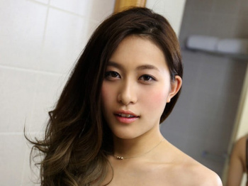 ドスケベ美少女がホテルの一室で巨根に犯されまくり！巨根で絶頂中出し！の画像
