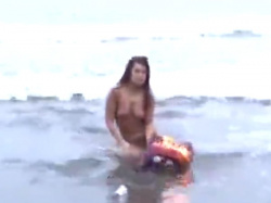Surfer Girl Rape - 美人サーファーが野外で変態男達に犯される！生チンポ串刺し、ピストンプレスでザーメン強制種付け！の画像