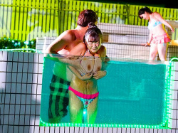 ナイトプールで水着娘たちが勃起チンコでファック！大ファックのセクシーガールです！の画像