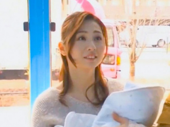 素人ナンパ娘×MM】の巻］”待って、もう...イッちゃう♡”パイパン巨尻の人妻がズル剥けチ○ポで中出しファック！の画像