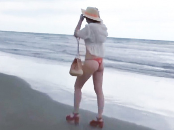【素人ナンパ×ミラー号】プリ尻食い込みな過激水着お姉ちゃんさんに悩める童貞男くんの相手を懇願した神対応童貞卒業で卒業させてくれたｗの画像