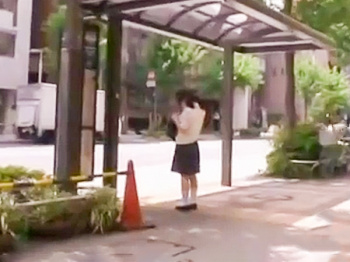 【女子校生バス内痴〇】地味目女子校生をバス内で強制なか出し性交！うぶなまんこと尻穴２穴同時責めで理性崩壊ピストン！の画像