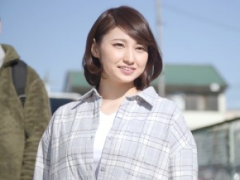 【町内キャンプNTR】「何これ！気持ち良すぎる！」テントの中で美人な人妻がオジサンちんぽでまんこ突かれる！の画像