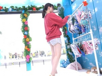 【ミラー号】「着替えるので見ないでくださいね//」メガネが印象的なおアネちゃんさんが足つぼ我慢チャレンジ！【シロウトナンパ】の画像