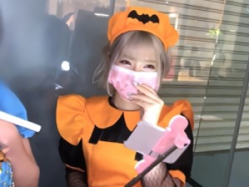 【シロウトナンパ】渋谷ハロウィンで見つけた金髪GAL！かぼちゃメイド姿の低身長なコスプレ女の子とセックス！の画像