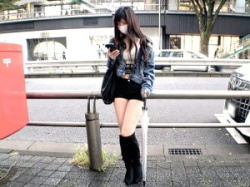 【素人】スレンダーでスタイル良い22歳のロングヘア美女がAV出演!パイパンおまんこから大量の潮吹き!の画像