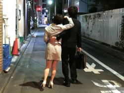 【OL上司】「ウチに泊まれば?//」彼女持ちの男がショートカットでボーイッシュなおっぱい大きいOL上司とセックス!の画像