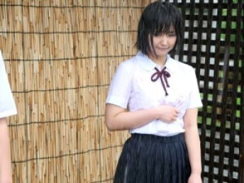 【女子高生レ〇プ】「やだっ！やめて！」制服姿の美娘！バス停で濡れ透け女子高生に我慢できなくなった男が童顔幼いなデカぱい娘を犯す！の画像