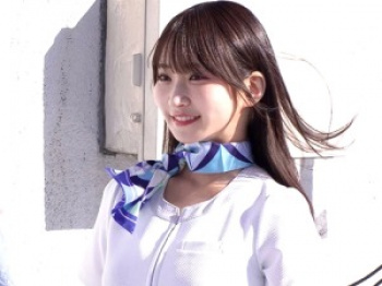 【素人ナンパ】「キスしてもいいですか？//」百貨店で働く美女！美容部員のお姉ちゃんさんがDTクンとディープキス！の画像