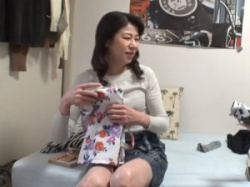 【おばさんレンタル】「これに着替えるんですか？//」60歳の高齢熟女！えろ衣装に着替えたおばさんがオナニー！の画像