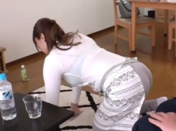 【家事代行】「ちょっと待って！やめてください！」胸元から見えるおっぱいの谷間がえろい出張家政婦さんをハメる！の画像