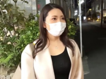 【人妻ナンパ】「えっ//ちょっと//」34歳の奥様！家事代行サービスで働く美マダムが他人ちんこをフェラ！の画像